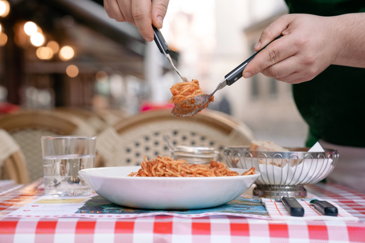 Hoe eten Italianen hun pasta volgens de Italiaanse tradities?